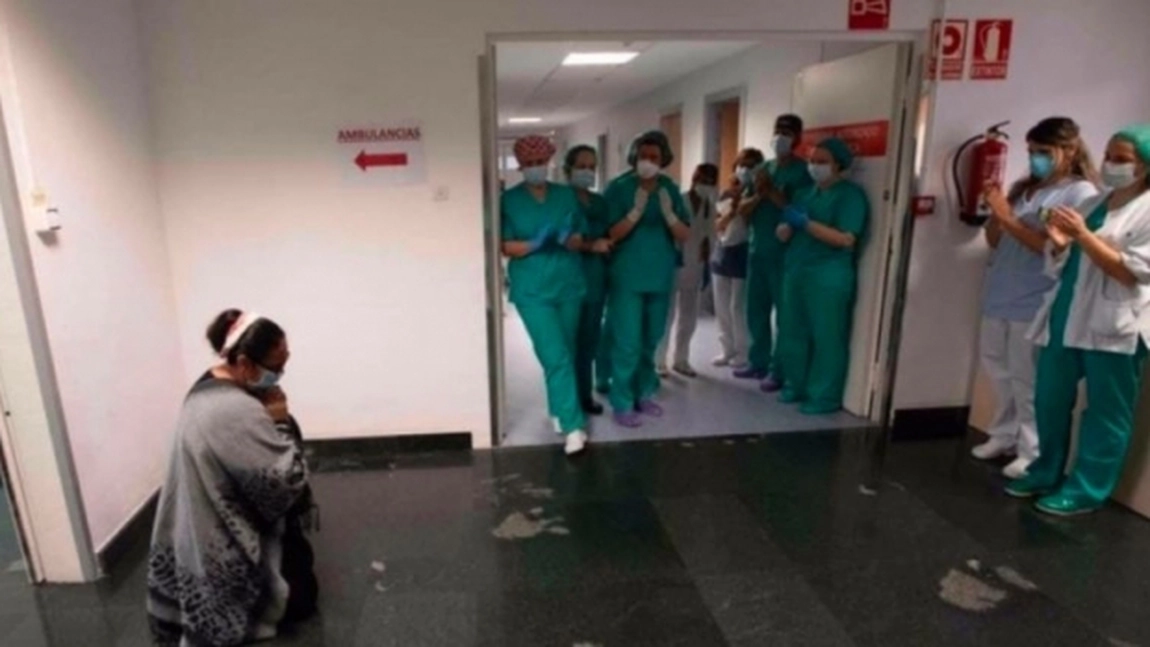 Imaginea emoționantă a anului! O româncă din Spania le-a mulțumit medicilor în genunchi, pentru că i-au salvat băiatul de COVID-19
