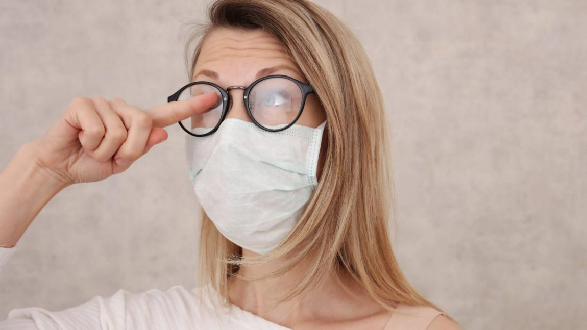 Ți se aburesc ochelarii atunci când porți masca? Iată ce sfat oferă un medic chirurg