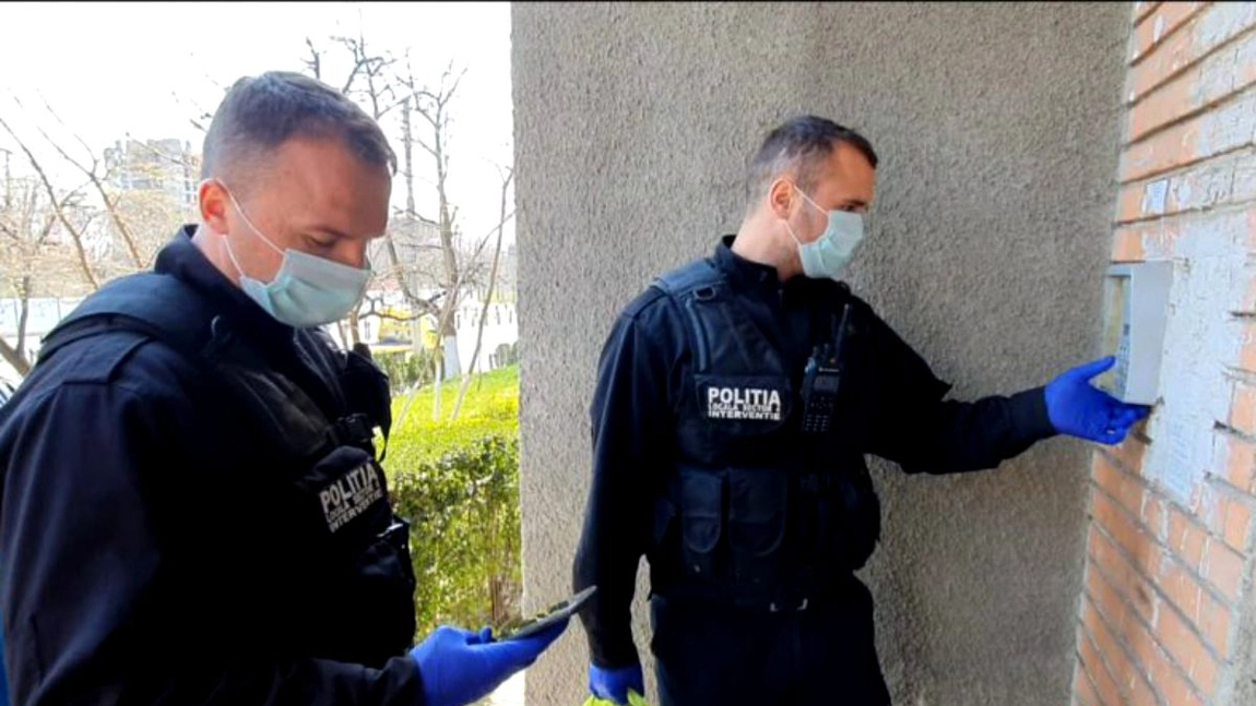 Ieșenii aflați în izolare sau carantină sunt controlați de polițiștii locali la domiciliul ales. Mulți sunt plecați de acasă