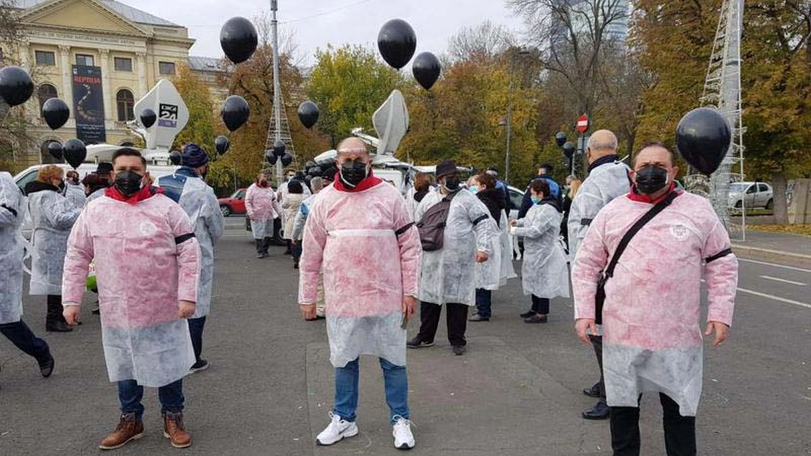 Reprezentanții sindicatului Sanitas, protestatari în fața Guvernului României, tratați cu spatele! Nici paznicul nu a venit să-i întrebe de ce strigă pe stradă