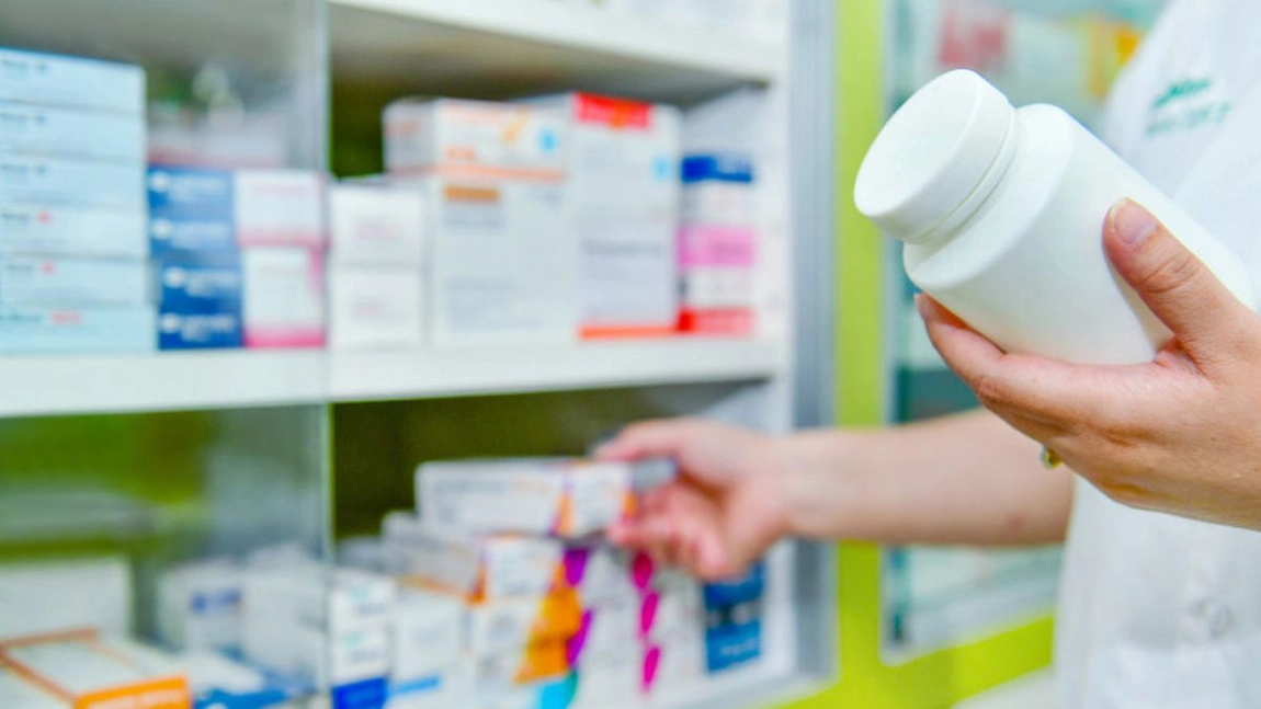 Rețeta care se dă pe sub mână în farmacii pentru lupta cu COVID-19! Asta cumpără ieșenii sfătuiți de medicii din linia întâi