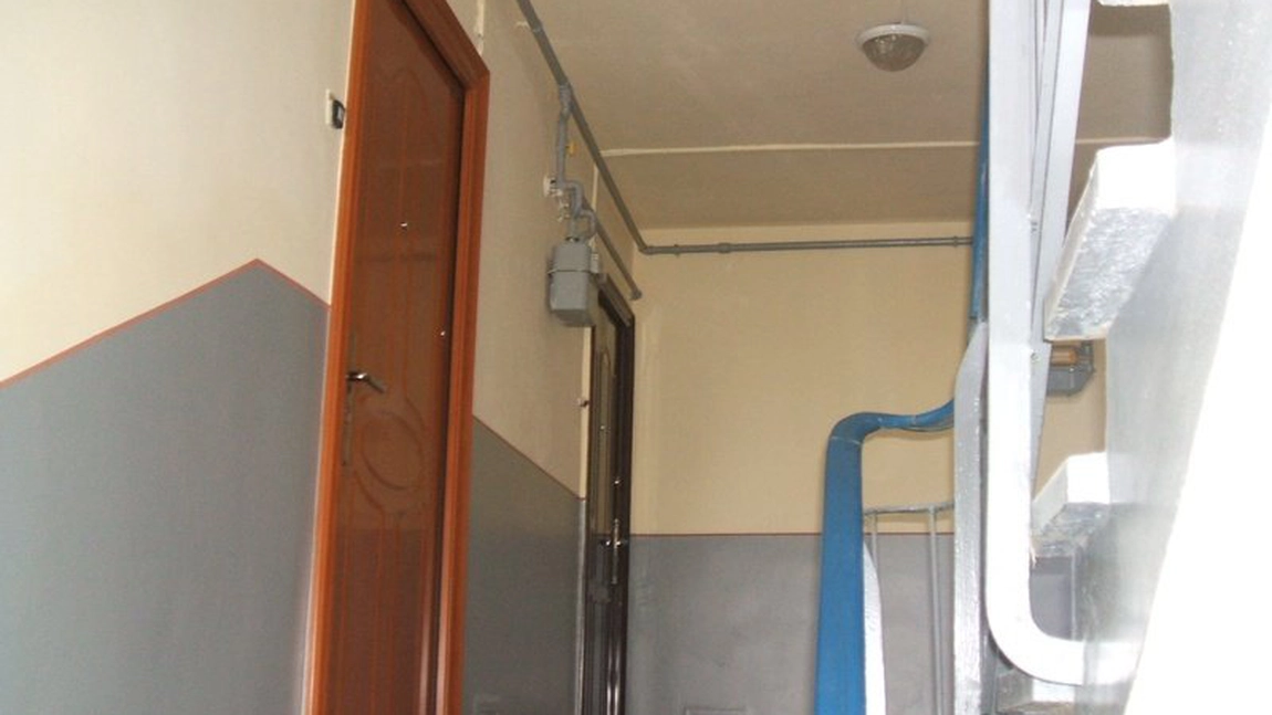 Un locatar și-a amenințat vecinii din cauza mirosului de varză murată. Ce mesaj le-a scris bărbatul pe ușă