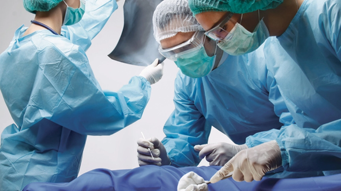 Protest la Agenția Națională de Transplant. O pacientă cu lacrimi în ochi: „Dați drumul la transplant!”