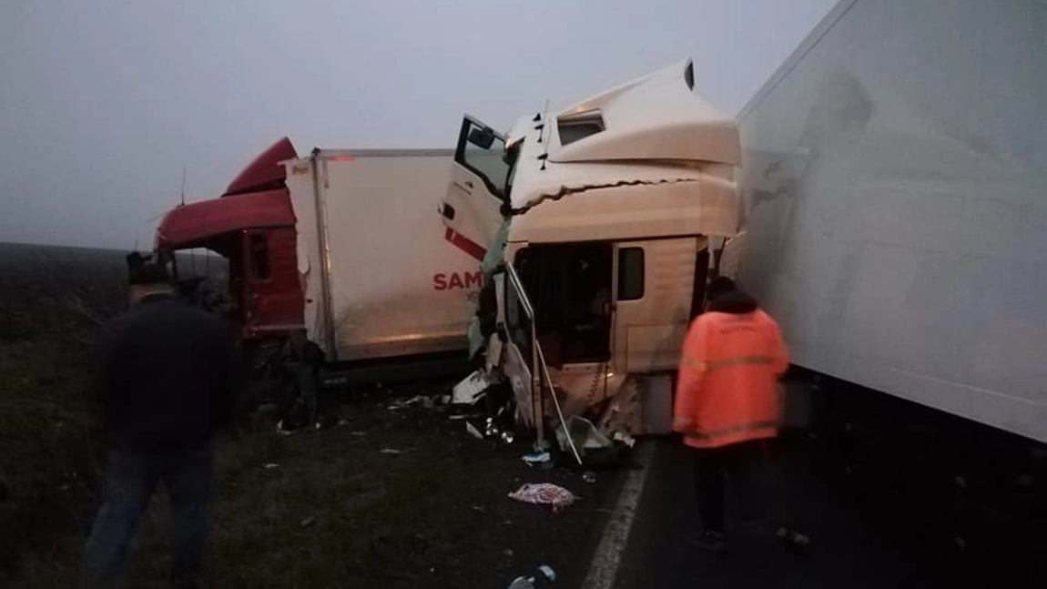 Accident rutier grav în Iaşi. Două TIR-uri s-au ciocnit frontal, iar traficul este închis. Sunt trei persoane rănite