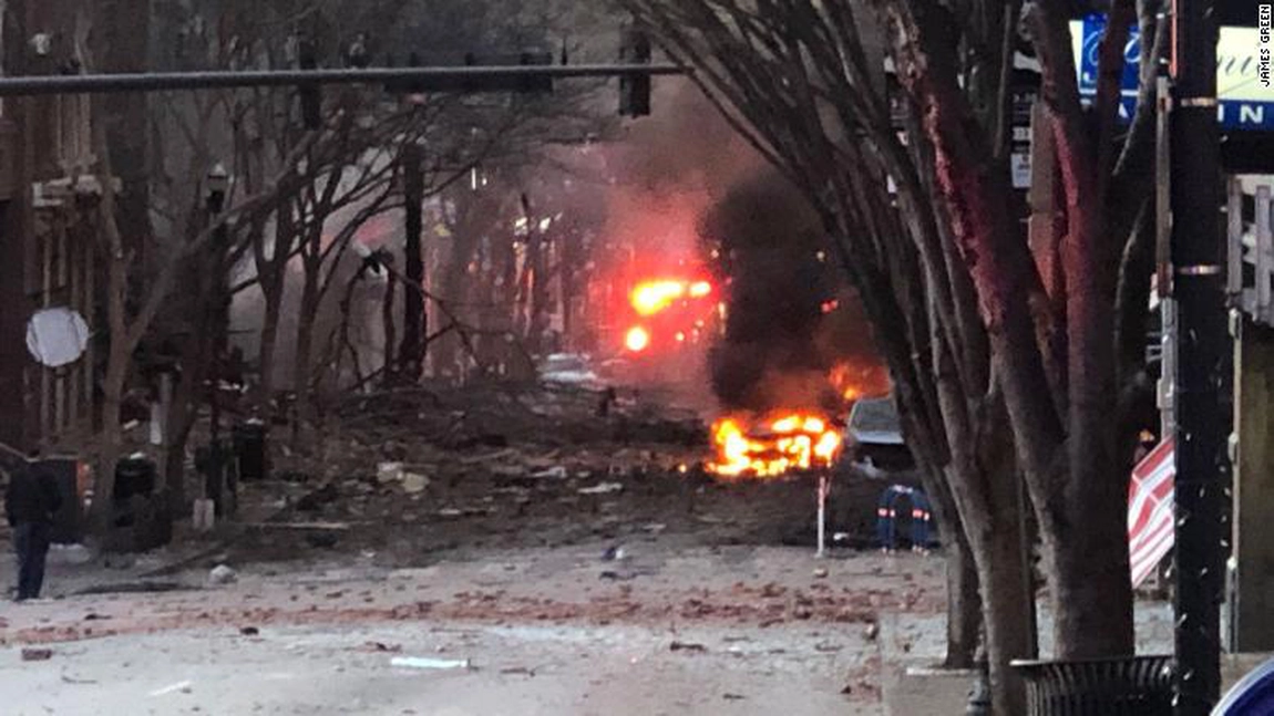 Explozie uriașă în Nashville.  A deteriorat zeci de clădiri și a ucis mai multe persoane! Este considerată a fi un act intenționat - FOTO