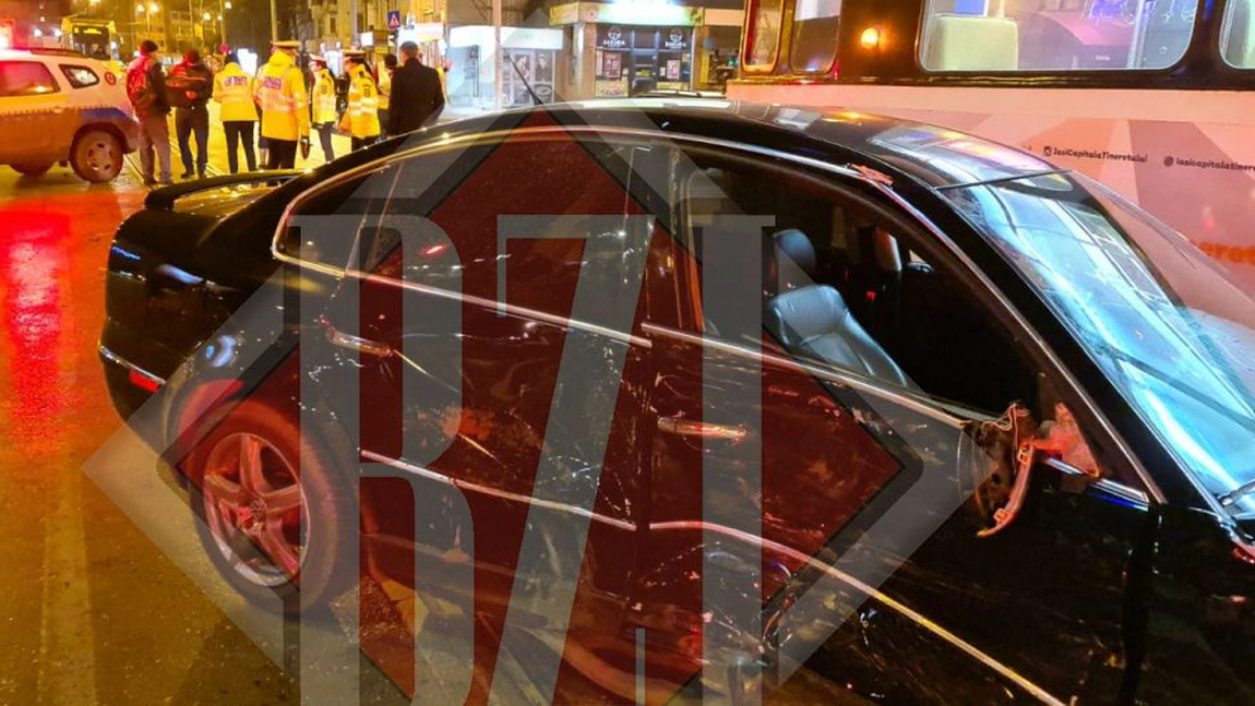 O mașină de poliţie aflată în misiune a izbit violent un Passat în intersecţia Cotnari. Implicat a fost şi un tramvai- Exclusiv, Galerie Foto, Video, Update
