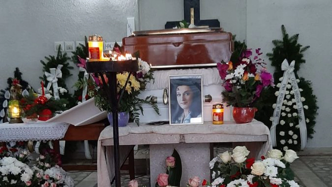 Braţe cu flori şi zeci de coroane au fost depuse la capela în care se afla trupul mezzosopranei Maria Macsim Nicoară