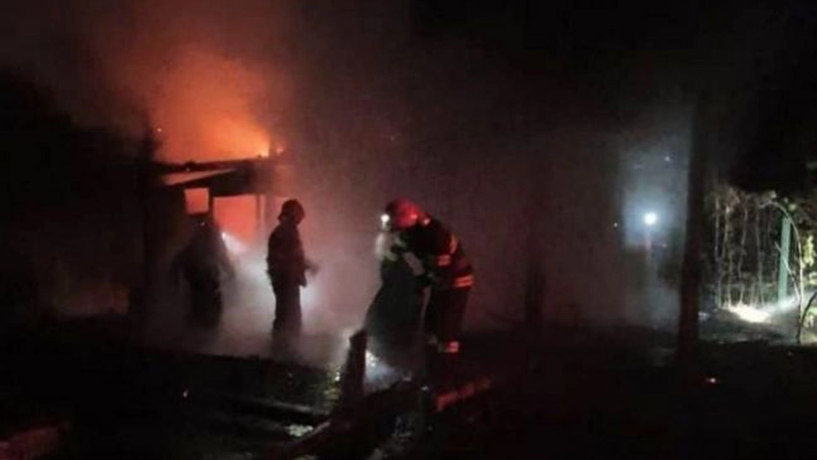 Gestul eroic al unui bărbat din Botoşani. Şi-a scos tatăl din flăcări în timp ce incendiul îi mistuia casa