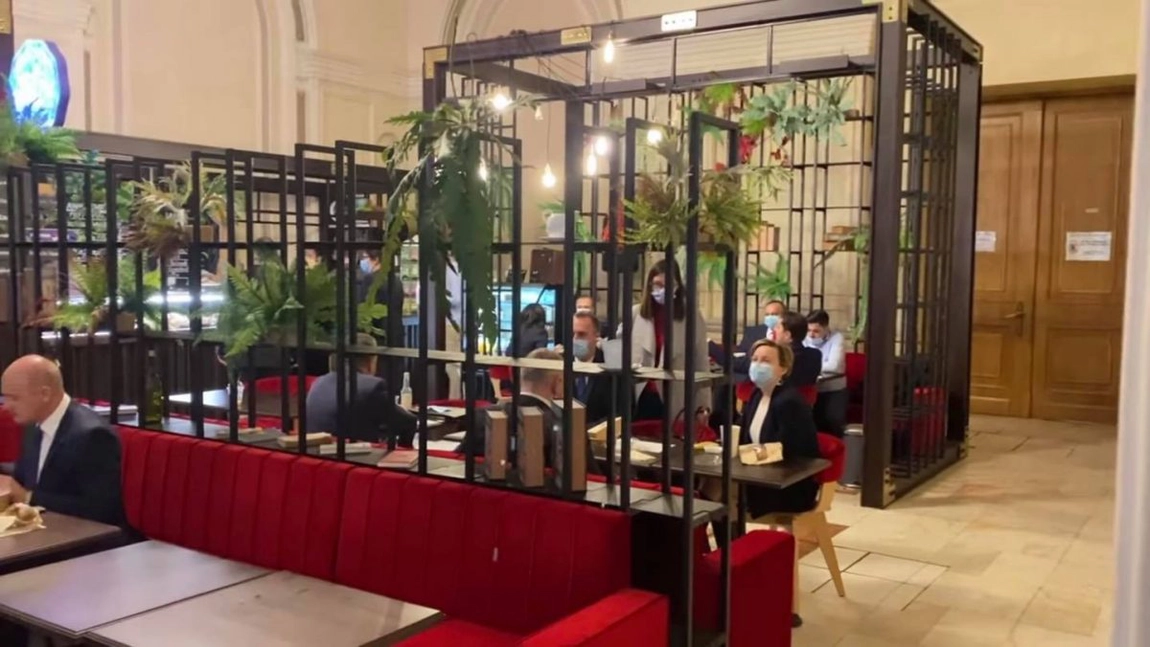Cum își bat joc Cosette Chichirău și Marius Bodea de reguli: Stau la masă într-un restaurant care ar trebui să fie închis! - FOTO