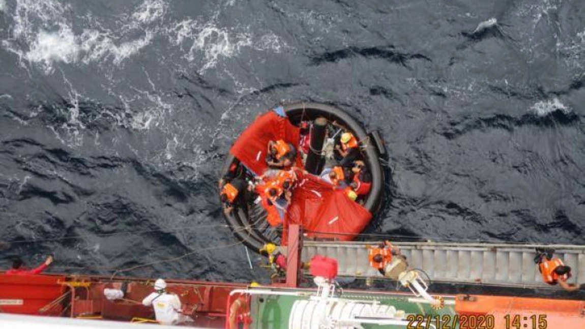 Miracol de Crăciun - Navă comandată de un român a salvat zece oameni în condiții extreme
