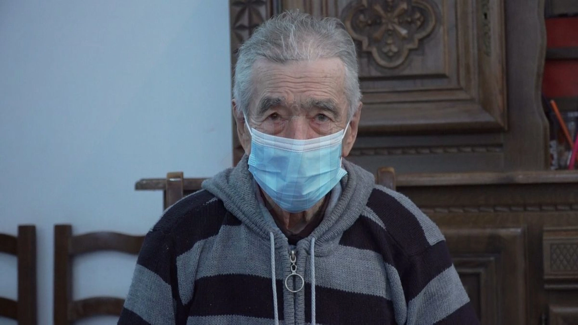 Povestea care te va umple de lacrimi de Crăciun. Un bătrân de 89 de ani merge în fiecare dimineață să se roage lângă locul în care soția sa a murit