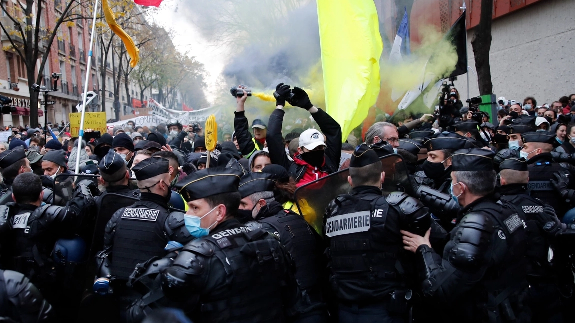 Proteste violente în Franța în 9 orașe! Zeci de persoane arestate: ciocniri extrem de dure cu forțele de ordine