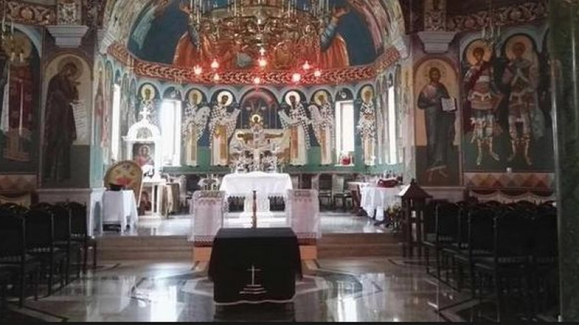 Sicriul ce conţinea trupul unui bărbat decedat a fost luat cu forţa din biserică chiar în timpul slujbei de înmormântare de către oamenii legii