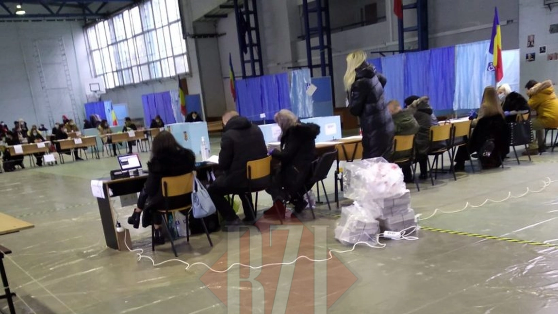 La o secţie de votare din municipiul Iași, persoalul din secţie indură un frig cumplit