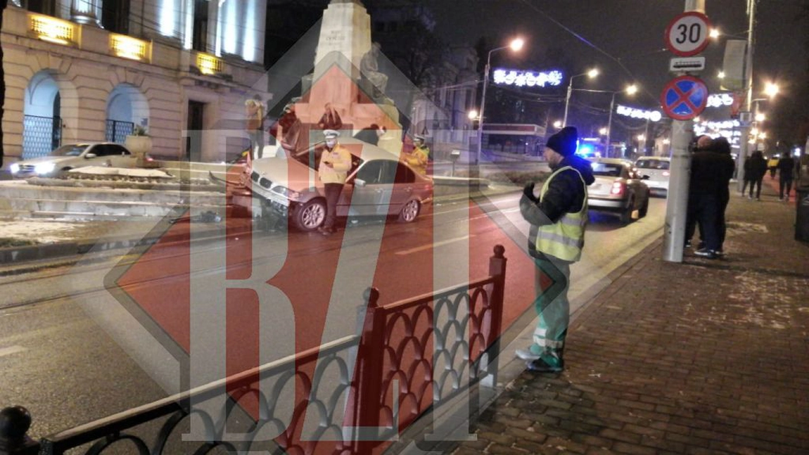 Un BMW poate fi admirat pe statuia din față de la BCU. Șoferul care îl conducea a pierdut controlul volanului și era la un pas să se răstoarne - Exclusiv/ Galerie foto/ Video