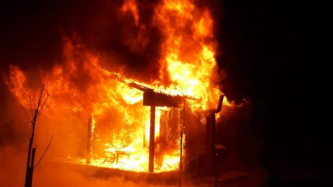 Cabană din lemn, arsă în proporţie de 90% la Sibiu. Pompierii ISU au intervenit de urgenţă