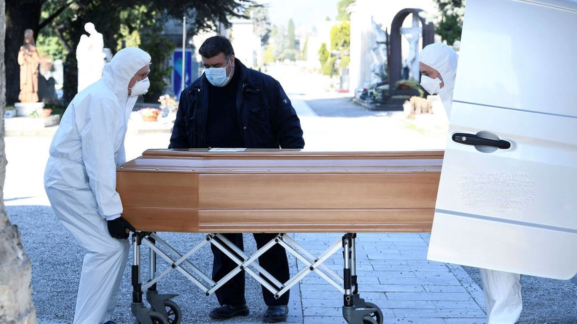 Angajații pompelor funebre din Iași plângeau și cărau cadavre! Afaceri bănoase, în picaj, salvate cu propriile vieți. Nimeni nu este întreg când se întoarce acasă