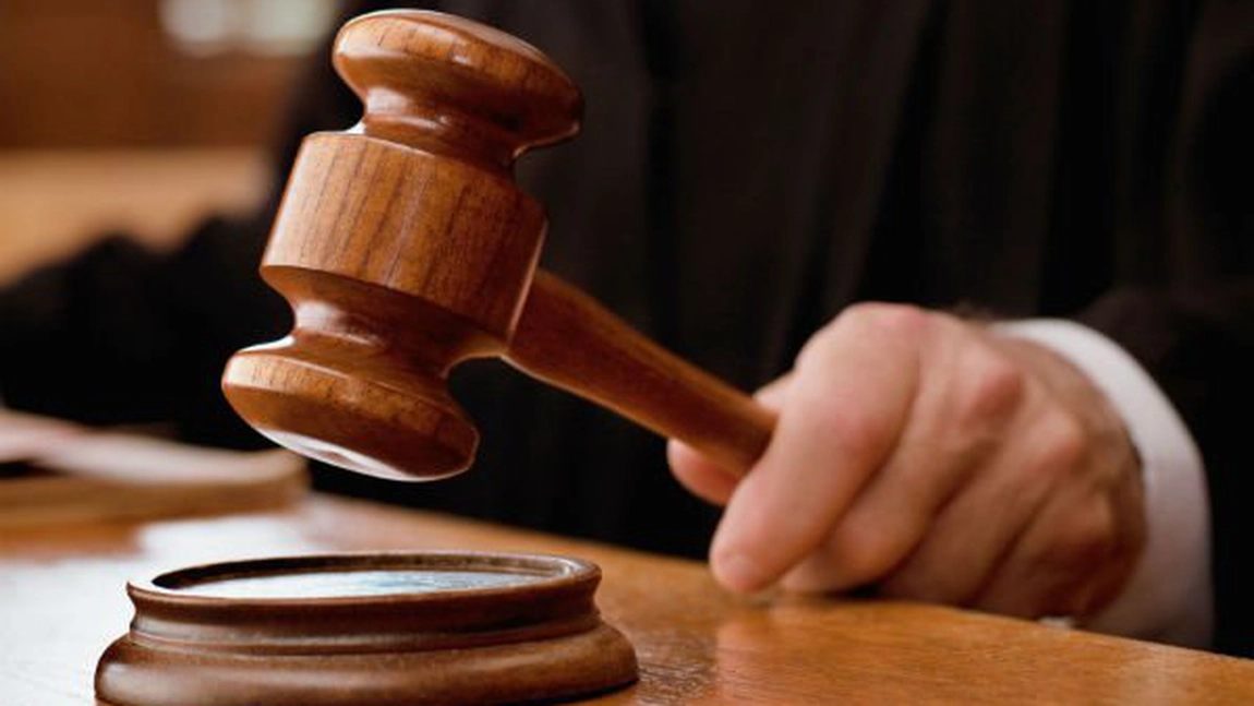 Femeia suspectată că și-a abandonat bebelușul nou-născut, pe stradă, într-o pungă, a fost plasată sub control judiciar