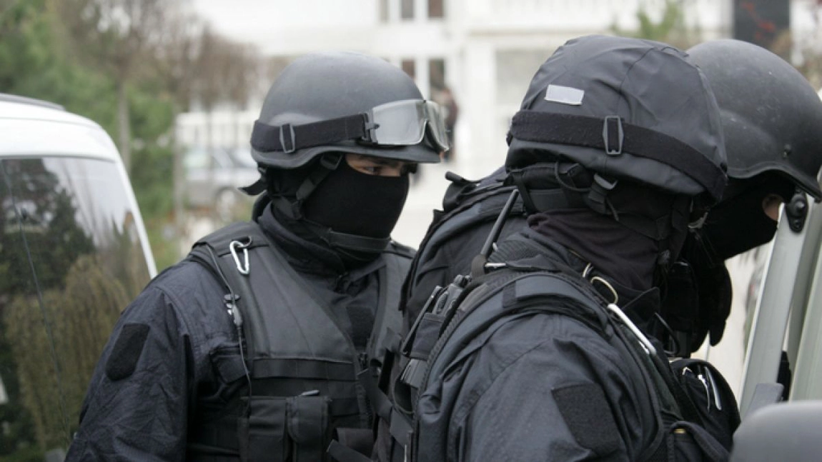Percheziţii în forţă ale polițiștilor, la suspecţi de trafic de droguri! Indivizii au fost puşi pe burtă de oamenii legii din Iaşi!