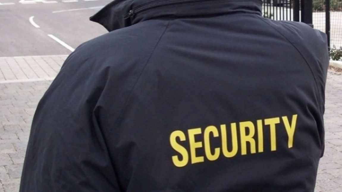 Bătaie în toată regula, într-un club din Iași! Întreg scandalul a izbucnit de la îmbrăcăminte! Agentul de pază i-a spart fața după ce a vrut să intre în discotecă! (Exclusiv)