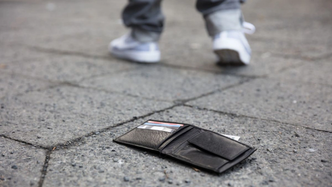 S-a bucurat când a găsit un portofel lângă o bancă! Ieșeanul nu s-a mulțumit cu banii găsiți și a vrut și sumele de pe card! Proprietarul, un pensionar, s-a ales cu o pagubă de 4.000 de lei! (Exclusiv)