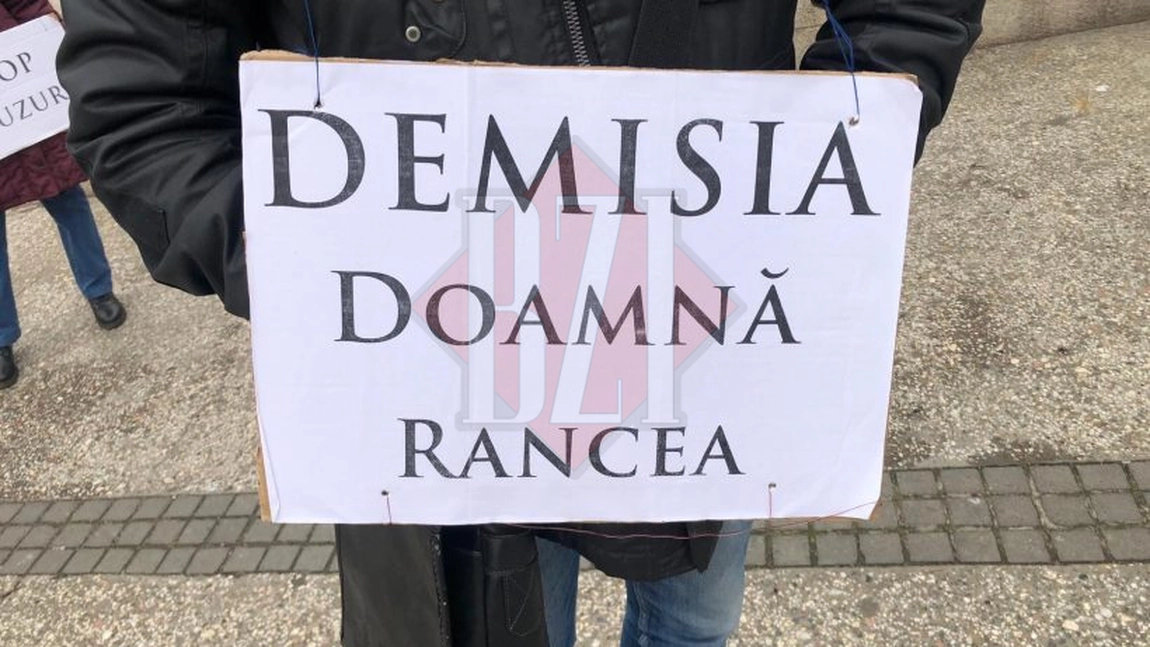 A 29-a zi de proteste a angajaţilor ONRI. Liderul Marius Aftaragaci: „De când este manager Beatrice Rancea nu mai există colaborare între Opera Naţională Romană şi Teatrul Naţional din Iaşi” - FOTO