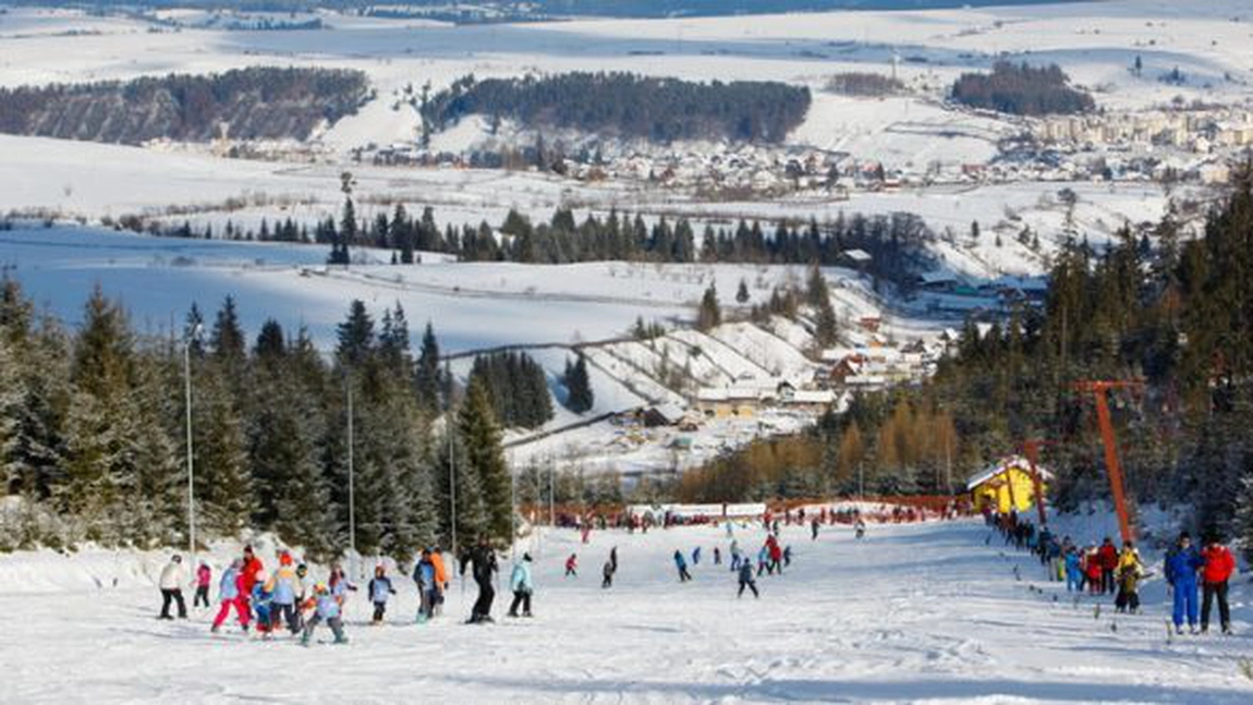 Pârtiile de schi din zona Topliţa, asaltate de turiști din toată țara. Cât costă un pachet de Crăciun în această regiune