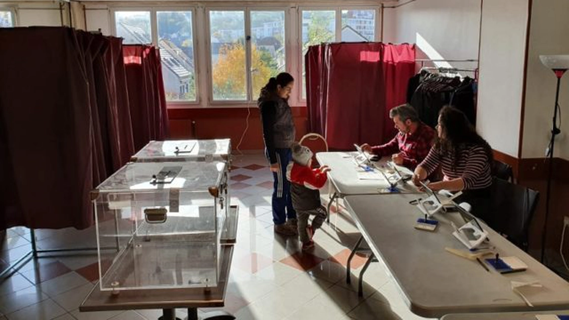 Membrii unei secții de vot au fost injurați si imbrânciți de un votant nervos