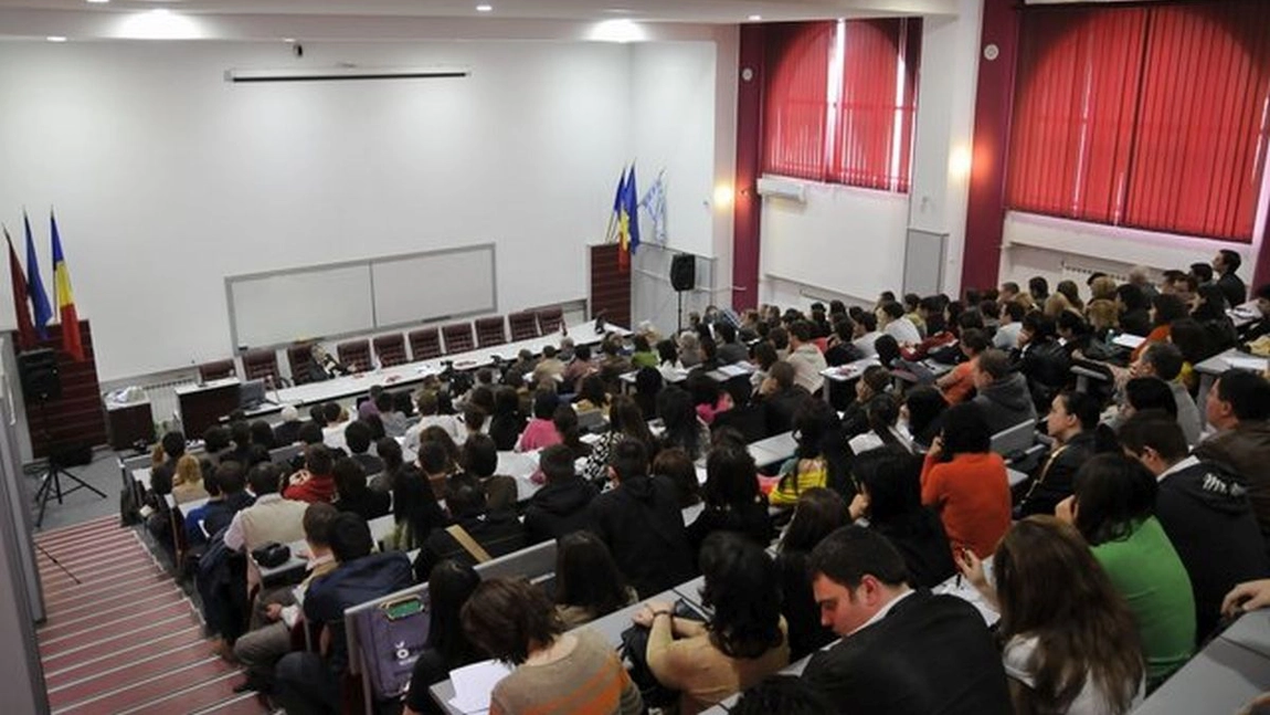 Sute de studenți de la Universitatea 