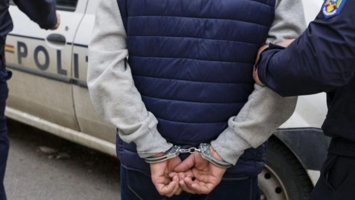 Trecătorii și-au făcut cruce! Un tânăr s-a luat la bătaie cu polițiștii pe străzile Iașului. A împărțit pumni și coate în gură până să fie pus pe burtă! O agentă aflată în timpul liber și-a ajutat colegii răniți (EXCLUSIV)