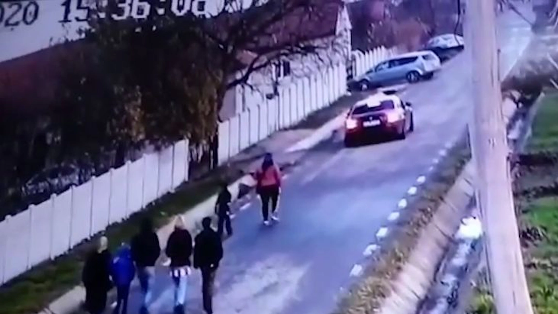 Primele imagini cu tânăra din Dolj răpită din fața casei de doi bărbați - VIDEO