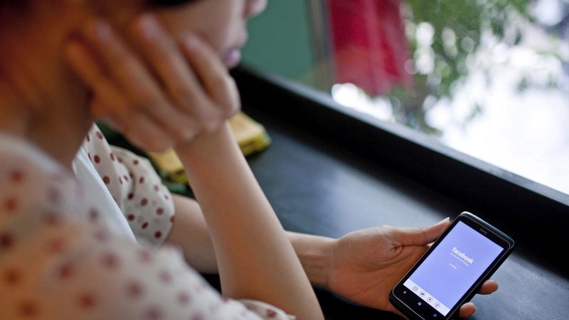 O studentă din Iași a inventat un cont de Facebook pentru a-și putea spune din umbră povestea. Nimeni nu știe ce dramă ascunde chipul ei angelic