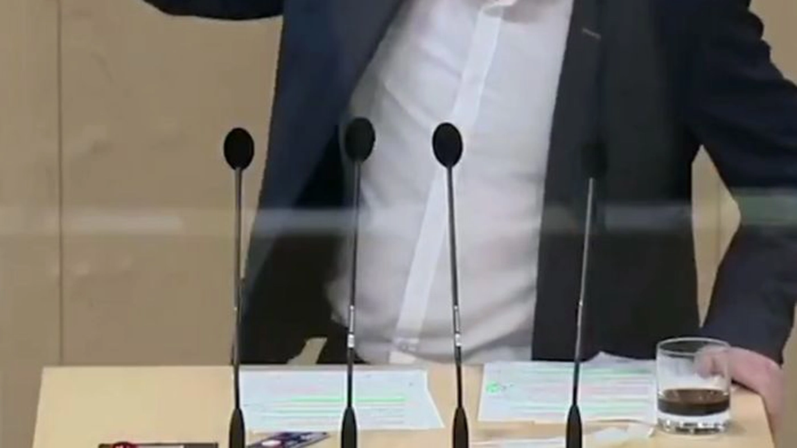 Experiment făcut de un deputat: A turnat Coca Cola pe un test rapid și a rezultat că are Covid-19! - VIDEO