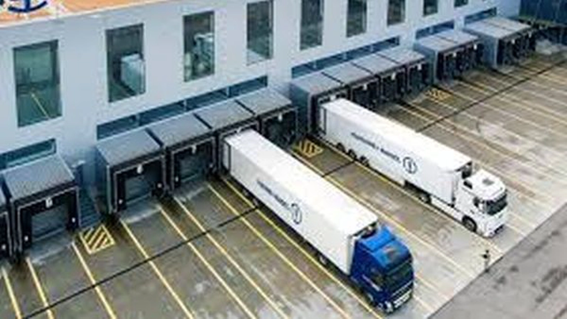 Vaccinurile anti-COVID-19, aduse în containere în care se transporta mâncare congelată!