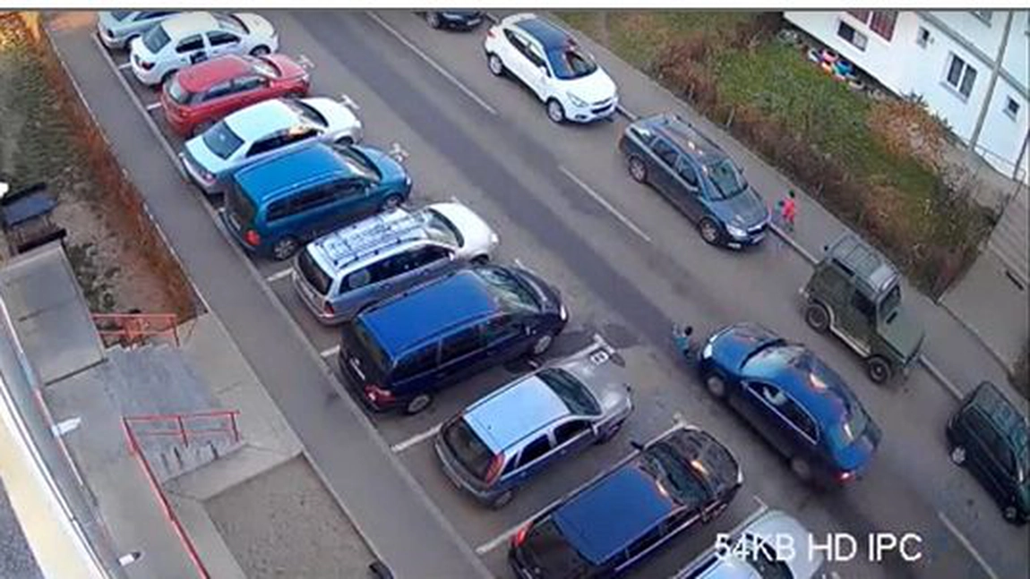 O șoferiță care a lovit un copil s-a dat jos din mașină, l-a certat și mai apoi a plecat - VIDEO