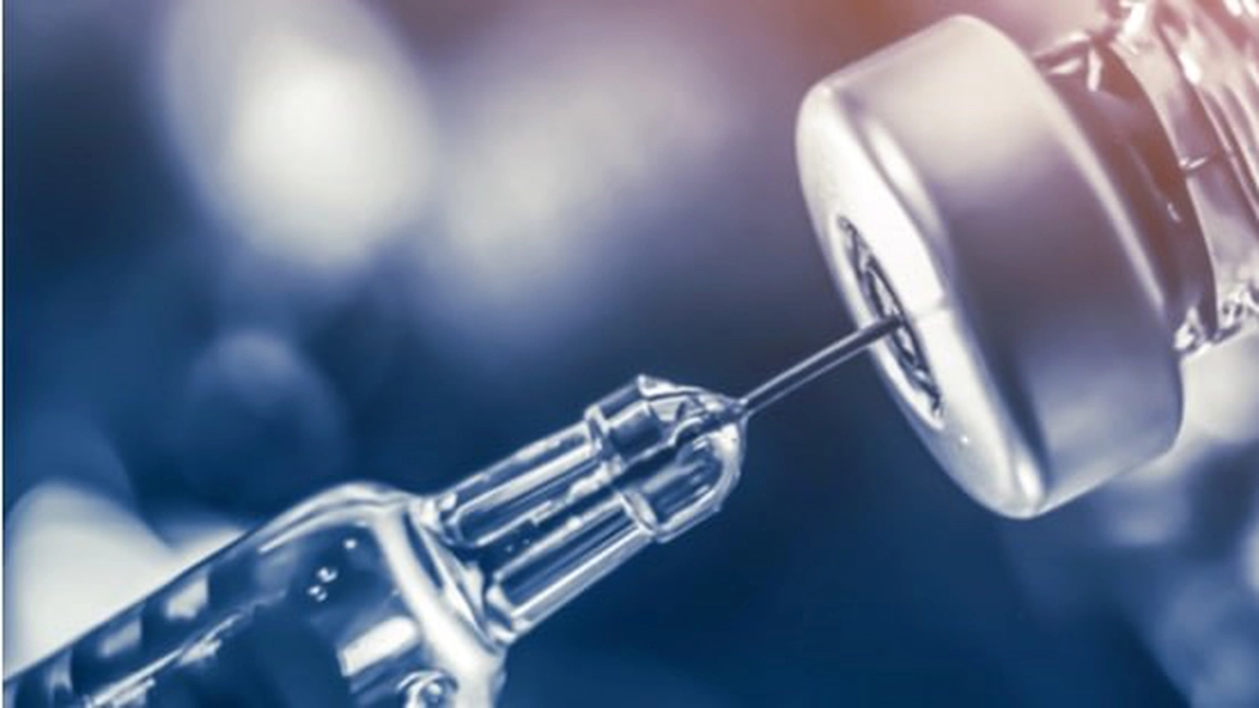 Un farmacist a fost arestat după ce a distrus cinci sute de doze de vaccin