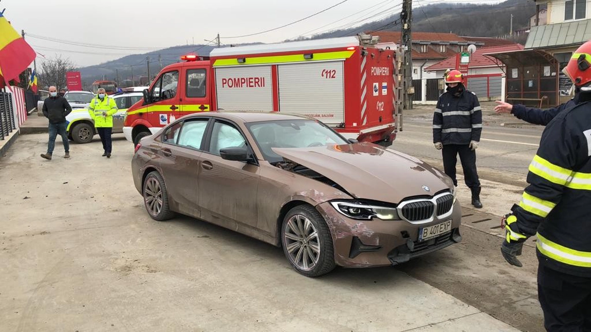 Incă un accident rutier cu victimă în Iași! O şoferiţă de BMW a intrat cu maşina într-un gard - FOTO, VIDEO EXCLUSIV