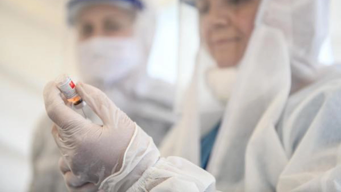 Ce se întâmplă dacă te vaccinezi împotriva COVID-19 şi faci boala?