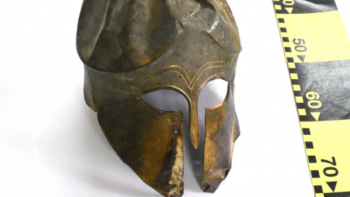 Descoperirea anului din România, un senzațional coif din bronz de acum 2.500 de ani, expus la Palatul Culturii din Iași!