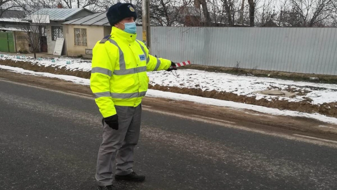 Gălățean cu permisul de conducere suspendat, prins de polițiștii de frontieră la volanul unui bolid