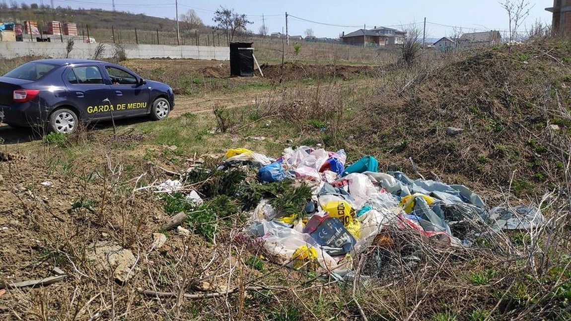 Este interzisă arderea resturilor vegetale și a frunzelor, din acest an, fără aviz! Garda de Mediu Iași poate aplica amenzi de până la 20.000 de lei