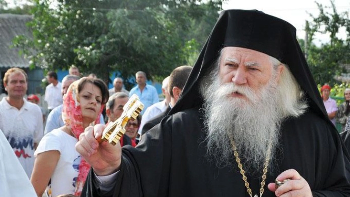 ÎPS Calinic a fost acuzat de un cetăţean că spionează preoţii din subordine