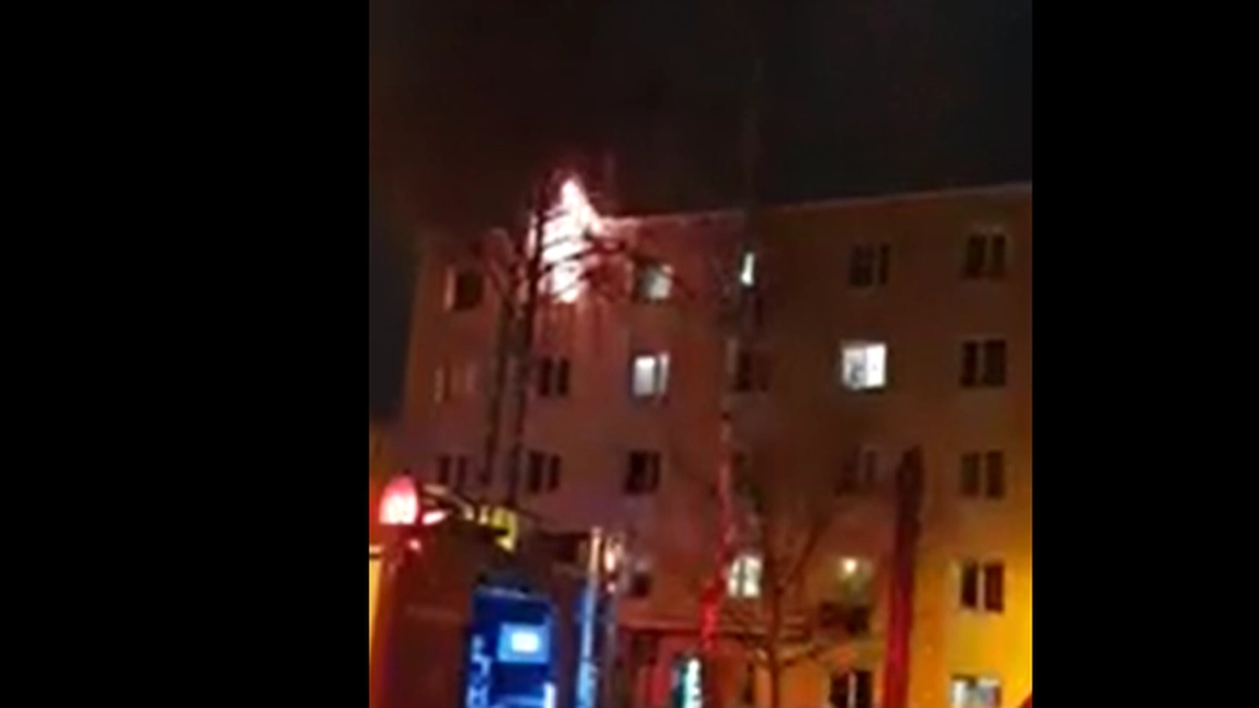 Incendiu la un cămin din Brașov. O persoană a fost găsită carbonizată