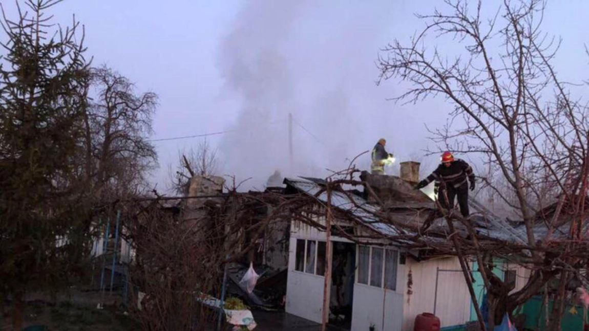 Incendiu la o casă din Tg. Frumos. O persoană a fost transportată de urgentă la spital EXCLUSIV