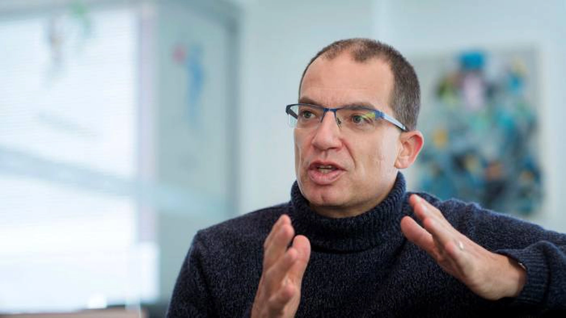 Avertismentul CEO-ului de la Moderna: „Vom trăi cu COVID-19 pentru totdeauna!“
