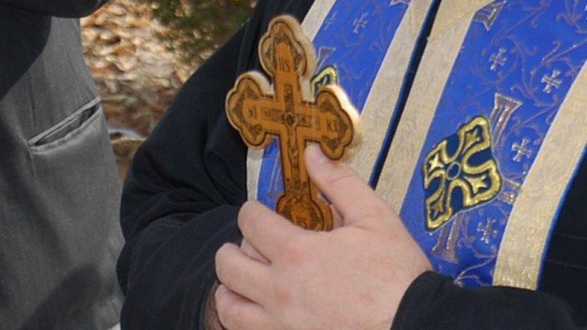 Un preot român a fost şantajat de mai mulţi indivizi după ce acesta le-a făcut sex oral! Indivizii au fost reţinuţi de oamenii legii