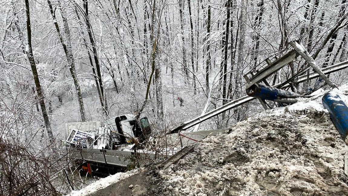 Grav accident rutier în Argeș, soldat cu doi morți, după ce un TIR a intrat în coliziune cu două autoturisme