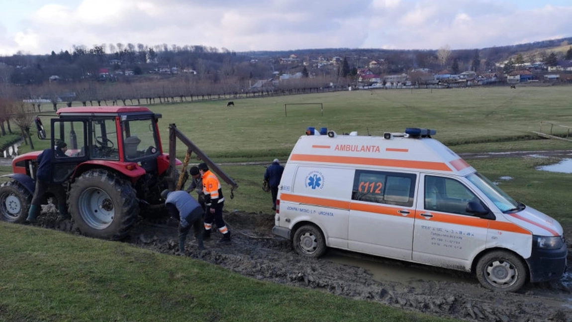 Ambulanţă din Vaslui, blocată în noroi, în drum spre o pacientă cu simptome de covid