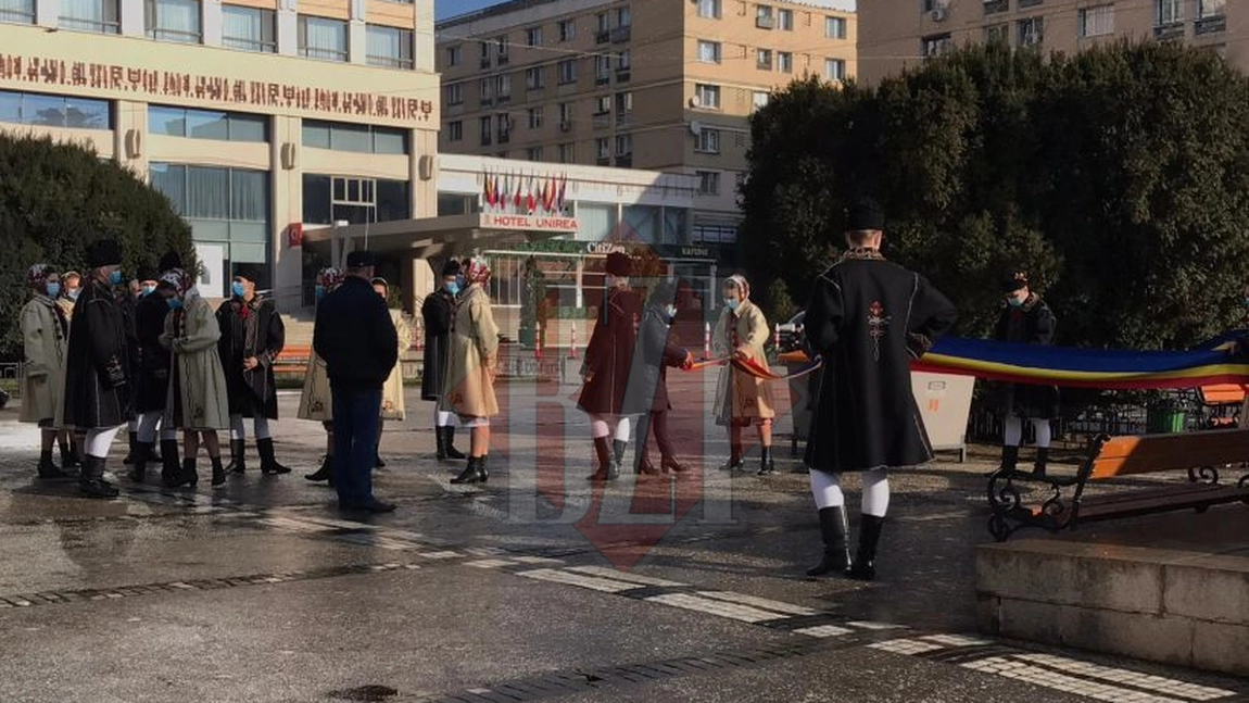 Spectacol total în Piaţa Unirii din Iaşi. Un grup de artişti marchează într-o manieră aparte ziua de 24 ianuarie - FOTO