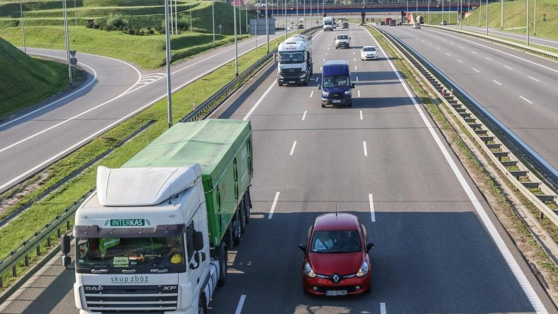 Şofer de TIR, descoperit de poliţie că se află pe traseu de 4 luni. Doarme în cabină